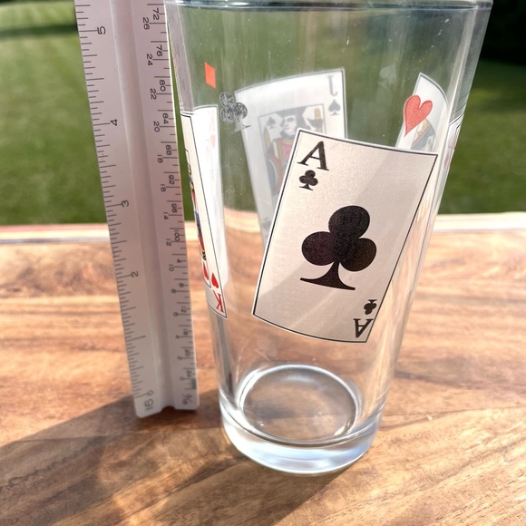 Set of three vintage tumbler high ball glasses with playing cards graphics - Picture 10 of 10